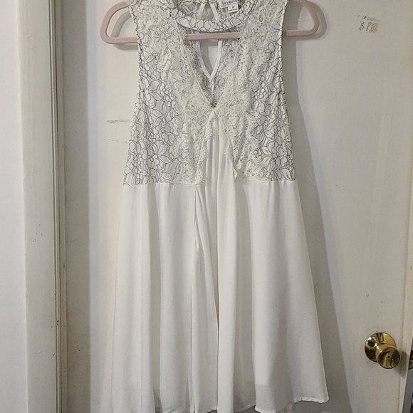 Loveriche White Flowy Mini Dress - Picture 3 of 7